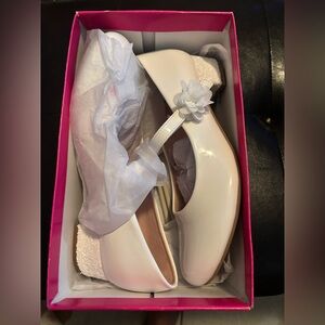 Elegant White girls size 6 Shoes with Floral Accent/ olive & edie